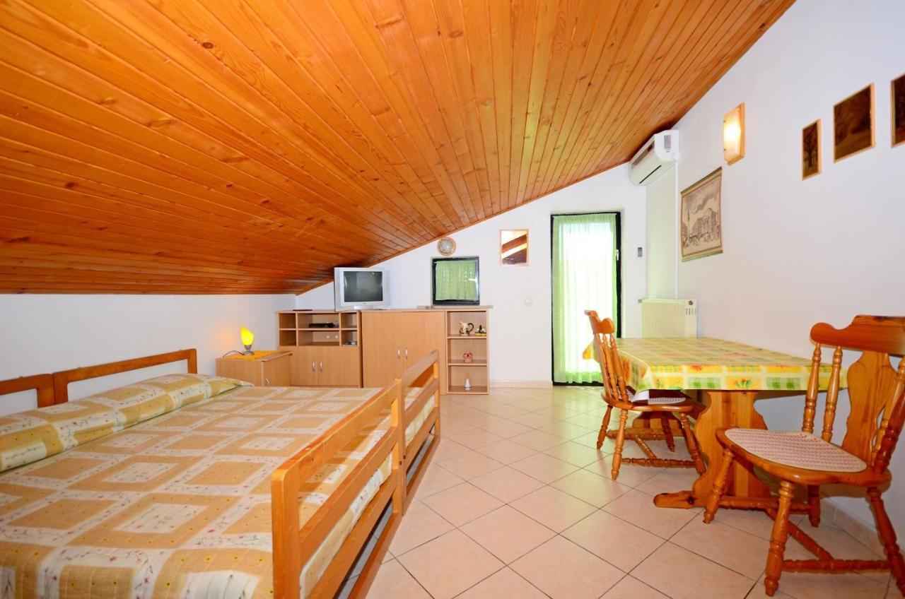 Apartment Ljiljana *